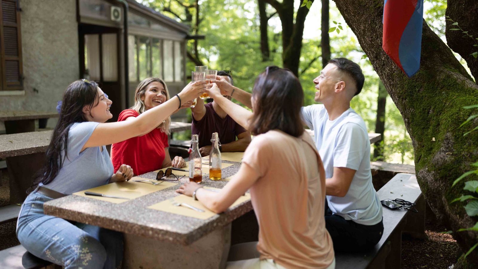 Brindisi al grotto, tra amici e sapori ticinesi
